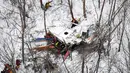 Sebuah helikopter jatuh di pegunungan Prefektur Nagano, Jepang, Senin (6/3). Sembilan orang yang ada di dalam helikopter tersebut dinyatakan tewas. (AP PHOTO)