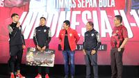 Jens Raven mengucapkan terima kasih kepada pelatih Timnas Indonesia U-19, Indra Sjafri karena telah memberinya kesempatan bermain di Piala AFF U-19 2024 dalam acara Malam Apresiasi untuk Timnas Indonesia U-19 di Mandiri Plaza, Jakarta, Rabu (31/7/2024). (Bola.com/Abdul Aziz)