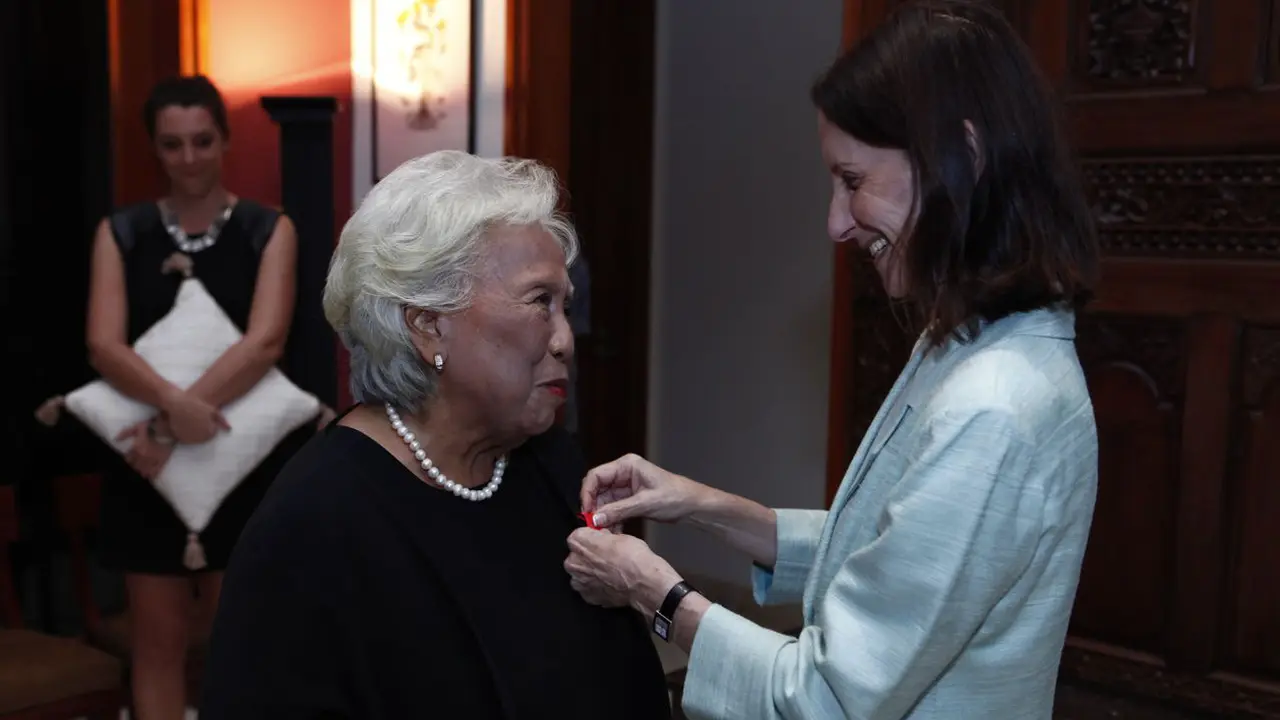 Pia Alisjahbana - Chevalier dans l’Ordre de la Legion d’Honneur 0615