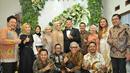 Pada unggahannya belum lama ini, terlihat bahwa Sahrul Gunawan sedang menghadiri sebuah resepsi pernikahan yang diselenggarakan di Ciwidey, Kabupaten Bandung. Ia datang bersama Dine Mutiara Aziz, yang merupakan CEO dari Rumah Sakit AMC yang berlokasi di Cileunyi, Bandung, Jawa Barat. (Liputan6.com/IG/@sahrulgunawanofficial)