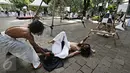 Kelompok Sajinah Seniman Solo melakukan adegan pada pertunjukan berjudul 'Menuju Putih' di Taman Suropati, Jakarta, Rabu (23/12). Pertunjukan itu merupakan bentuk ekspresi seniman dalam mewujudkan cita-cita Indonesia (Liputan6.com/Immanuel Antonius)