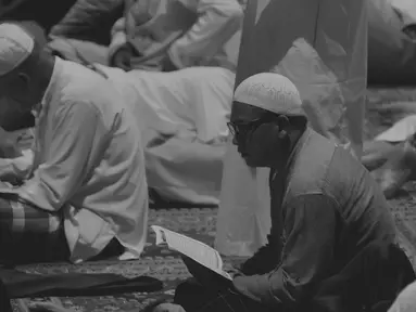 Sejumlah jamaah membaca kitab suci Alquran di Masjid At-Tin, Jakarta, Kamis (9/7/2015). Ribuan umat Islam melakukan Iktikaf untuk mengharapkan hikmah malam Lailatul Qadar pada Ramadan tahun ini. (Liputan6.com/Herman Zakharia)