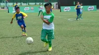 Anak-anak usia 6 hingga 12 tahun tampil serius dalam MILO Football Championship 2017 regional Bandung, Sabtu (25/3/2017). (Bola.com/Wijayanto)
