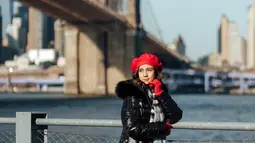 Saat liburan di New York, gaya penampilan Nasya Marcella sangat memesona. Ia memakai jaket warna hitam yang dipadu padankan dengan warna merah dari topi dan sarung tangan yang ia pakai. Gaya penampilannya ini banjir pujian netizen. (Liputan6.com/IG/@nasyamarcella)