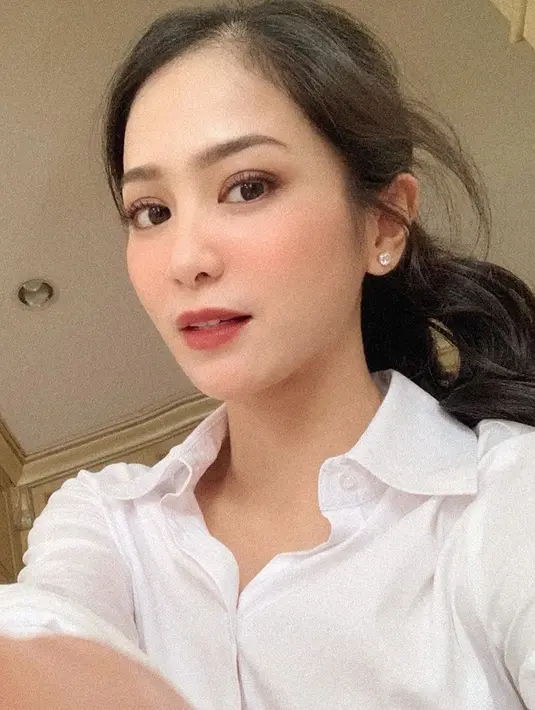 Bunga pun membenarkannya dan bercerita rambutnya yang harus selalu rapi. Bahkan setiap pagi, ia ke salon hanya untuk blow rambut. Ia pun rela bangun subuh untuk pergi ke salon di samping rumahnya. (Instagram/bungazainal05)