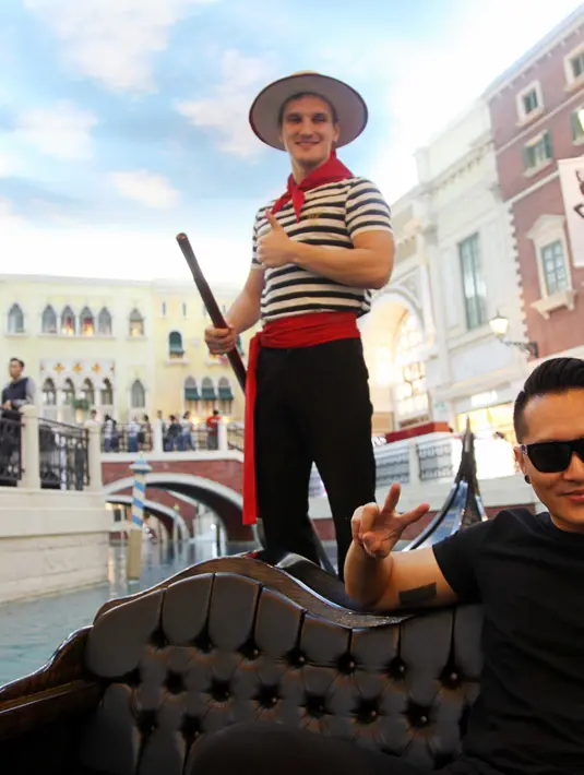 Meski bukan berada Eropa, Demian tetap dapat merasakan suasana kota Venice, Itali dengan naik Gondola di Hotel Venetian Macau di hari keempat. (Aldivano/Bintang.com)