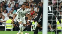 Pemain depan Real Madrid asal Prancis, Kylian Mbappe, menantang kiper Real Betis asal Portugal, Rui Silva, selama pertandingan sepak bola liga Spanyol antara Real Madrid CF dan Real Betis di stadion Santiago Bernabeu, Madrid, pada 1 September 2024.Thomas COEX / AFP