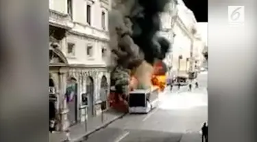 Sebuah bus terbakar di pusat kota roma. Seorang perempuan mengalami luka bakar akibat insiden ini.