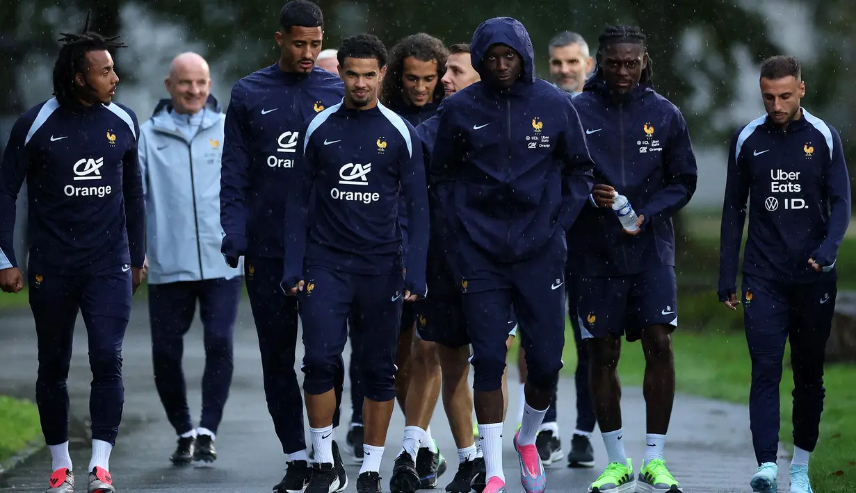 Pemain Prancis  Jules Kounde, William Saliba, Warren Zaire Emery, Matteo Guendouzi, Lucas Digne, Randal Kolo Muani, Manu Kone dan Jonathan Clauss (dari kiri ke kanan) tiba untuk sesi latihan menjelang pertandingan kualifikasi UEFA Nations League 2024/2025 mendatang di Clairefontaine-en-Yvelines, selatan Paris, pada 7 Oktober 2024. (FRANCK FIFE/AFP)