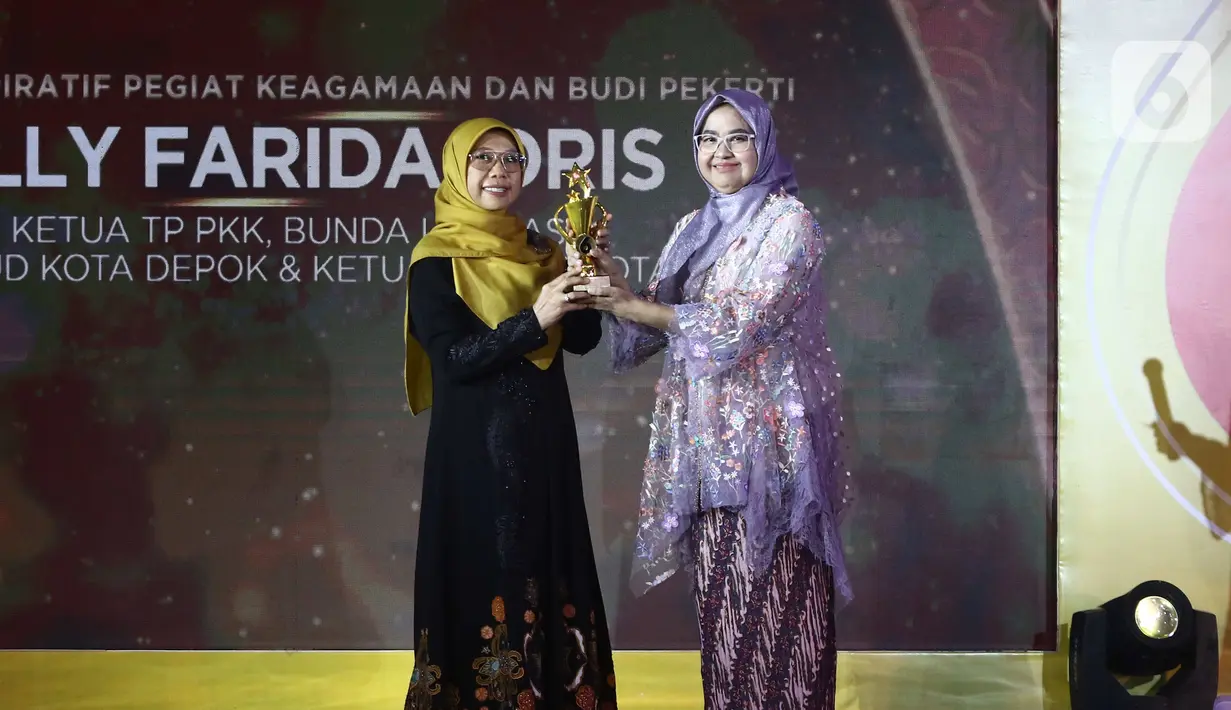 Pemimpin Redaksi Liputan6.com Irna Gustiawati saat memberikan penghargaan kepada Ketua TP PKK Bunda Literasi, Bunda PAUD kota Depok dan ketua forum kota sehat Elly Farida Idris dalam Anugrah Inspiratif Liputan6.com di Jakarta, Sabtu (8/7/2023). Dengan  kategori Tokoh Inspiratif pegiat keagaman dan budi pekerti. (Liputan6.com/Angga Yuniar)