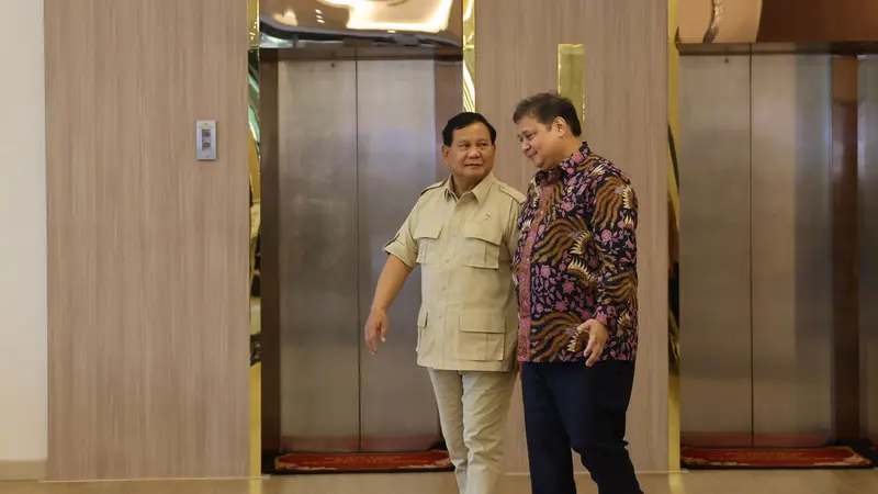 Menteri Pertahanan Prabowo Subianto menemui Menteri Koordinator Bidang Perekonomian Airlangga Hartarto di kantor Kemenko Perekonomian, Jakarta, Senin (19/9) (Muhammad Genantan Saputra/Merdeka.com)