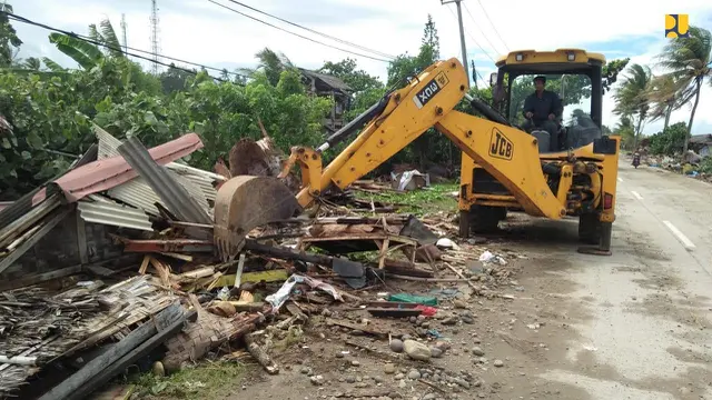 Alat berat sedang membersihkan puing di lokasi terdampat bencana tsunami. Dok Kementerian PUPR