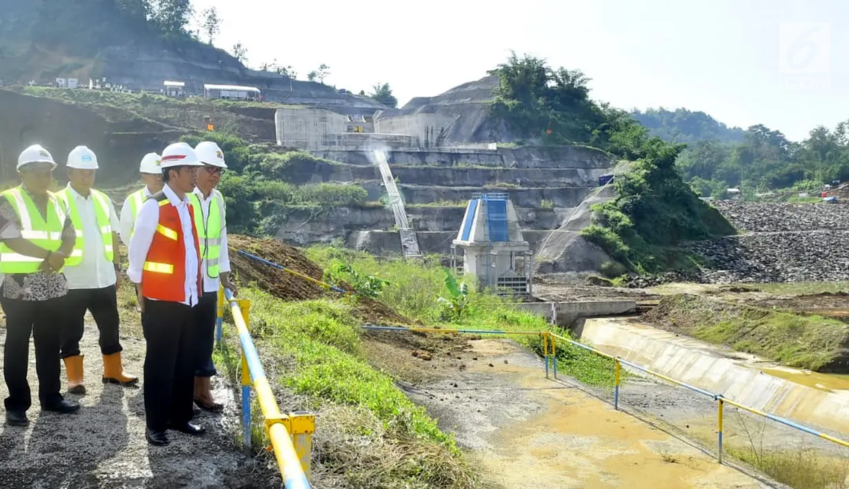 Presiden Joko Widodo atau Jokowi saat meninjau pembangunan bendungan di Cibeureum, Kuningan, Jawa Barat, Jumat (25/5). Hal teknis dalam Perpres Antiterorisme seperti detail pelaksanaan penanggulangan terorisme. (Liputan6.com/Pool/Biro Pers Setpres)