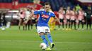 Pemain Napoli, Arkadiusz Milik, melepaskan tendangan penalti saat melawan Juventus pada laga final Coppa Italia di Stadion Olympic, Roma, Rabu (17/6/2020). Napoli menjadi juara setelah berhasil menang lewat adu penalti atas Juventus dengan skor 4-2.(AP/Andrew Medichini)