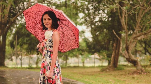 Della Dartyan dalam film Kambodja. (Foto: Dok. Instagram @delladartyan)