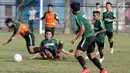 Pemain Timnas Indonesia U-22, Rafi Syarahil terjatuh saat berebut bola di Lapangan ABC, Senayan, Jakarta, Sabtu (12/1). Pada hari keenam pemusatan latihan, Indra Sjafri menggelar game internal untuk menyaring para pemainnya. (Bola.com/M Iqbal Ichsan)