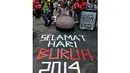 Di jalanan, menggunakan lakban massa membuat tulisan ucapan selamat hari buruh 2014, Kamis (1/5/14). (Liputan6.com/Johan Tallo)  