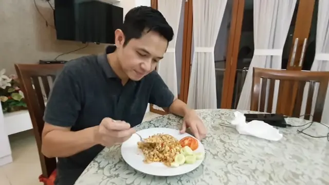 7 Momen Kebersamaan Keluarga Dude Harlino dan Alyssa Saat Masak 'Di Rumah Aja'