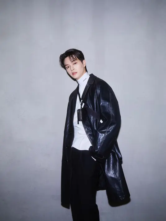Penampilan gentleman lainnya dari Song Kang dengan gaya rambut wet look. Ia memadukan turtleneck putih dengan long leather coat hitam dan celana panjang hitam. [Foto: Instagram/songkang_b]