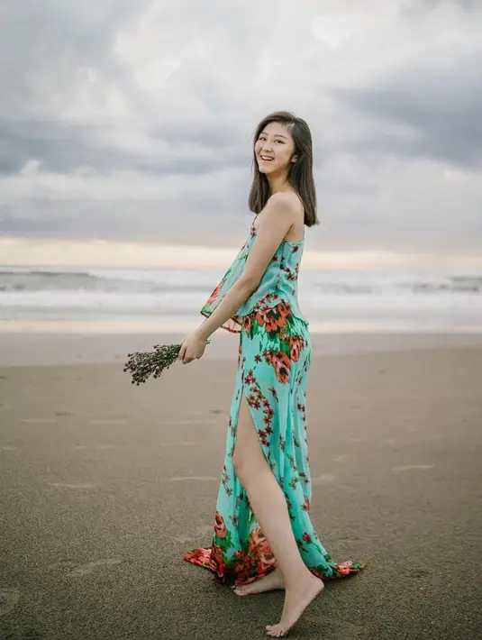Gaya OOTD Ayu Saraswati saat pemotretan di pantai ini pun bisa jadi inspirasi. Tampil sederhana dengan simpel dress motif bunga, ia tetap terlihat begitu menawan. (Liputan6.com/IG/@ayusarasw)
