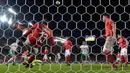 Bek Swiss, Ricardo Rodriguez menendang bola pada leg kedua fase playoff Piala Dunia 2018 zona Eropa melawan Irlandia Utara di St Jakob Park Stadium, Minggu (12/11). Swiss unggul agregat 1-0 atas Irlandia Utara. (Peter Klaunzer/Keystone via AP)