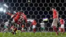 Bek Swiss, Ricardo Rodriguez menendang bola pada leg kedua fase playoff Piala Dunia 2018 zona Eropa melawan Irlandia Utara di St Jakob Park Stadium, Minggu (12/11). Swiss unggul agregat 1-0 atas Irlandia Utara. (Peter Klaunzer/Keystone via AP)