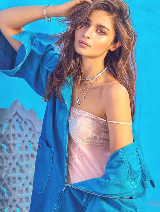 "Ada adegan yang harus diperankan oleh Alia Bhatt, tapi sayangnya ia terjatuh dan membuatnya tangannya harus digips," ujar seorang sumber. (Foto: instagram.com/aliaabhatt)