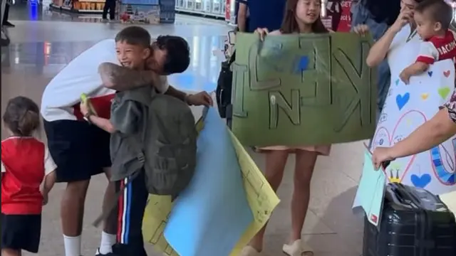 Pelukan hangat Irfan sambut putra keduanya yang terbang sendirian dari Belanda ke Bali. (Foto: Instagram Jennifer Bachdim)