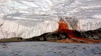 Air terjun darah atau Blood Falls di Antartika. (Wikipedia)