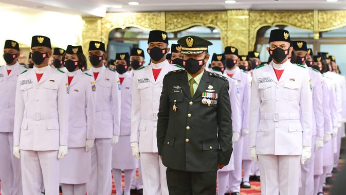 Paskibraka dari Tim Pancasila Tangguh didaulat mengibarkan bendera merah putih pada Upacara HUT ke-77 RI di Istana Merdeka. (Foto: Biro Pers Sekretariat Presiden)