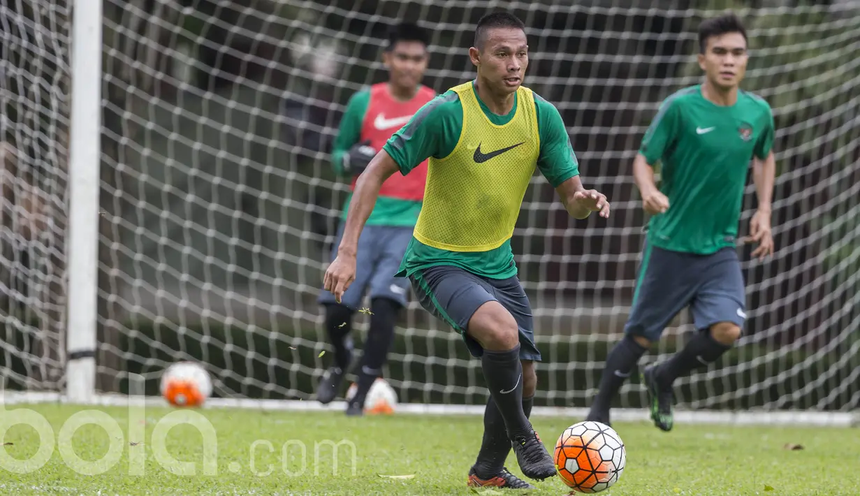Bek PS TNI, Andi Setyo, menggiring bola saat mengikuti seleksi Timnas Indonesia U-22 di Lapangan SPH Karawaci, Banten, Selasa (28/2/2017). (Bola.com/Vitalis Yogi Trisna)