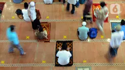 Umat muslim melaksanakan sholat Jumat pada minggu pertama bulan Ramadhan di Masjid Kubah Emas, Depok, Jawa Barat, Jumat (16/4/2021). Pelaksanaan sholat Jumat masih dilakukan secara terbatas dengan menerapkan protokol kesehatan untuk mencegah penyebaran COVID-19. (merdeka.com/Arie Basuki)