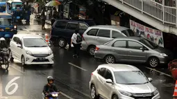Sejumlah kendaraan terparkir di badan Jalan Salemba Raya, Jakarta, Senin (8/8). Pemprov DKI Jakarta melalui Dinas Perhubungan dan Transportasi (Dishubtrans) akan mengambil alih semua pengelolaan parkir on street. (Liputan6.com/Helmi Fithriansyah)