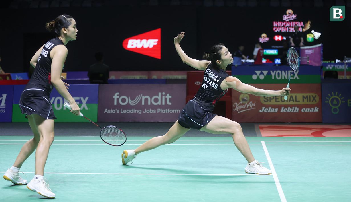 <p>Jongkolphan Kititharakul (depan) yang berpasangan dengan Rawinda Prajongjai berusaha mengembalikan bola di depan net saat menghadapi pasangan Indonesia, Apriyani Rahayu/Siti Fadia Silva Ramadhanti pada laga babak 32 besar Indonesia Open 2024 di Istora Senayan, Jakarta, Selasa (4/6/2024). Jongkolphan Kititharakul/Rawinda Prajongjai kalah rubber game 17-21, 21-16 dan 14-21. (Bola.com/M Iqbal Ichsan)</p>