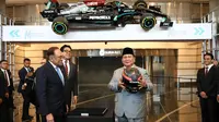 Momen Lucu saat Prabowo Tunjuk Mobil F1, Padahal Sudah Diberi Helm oleh PM Malaysia