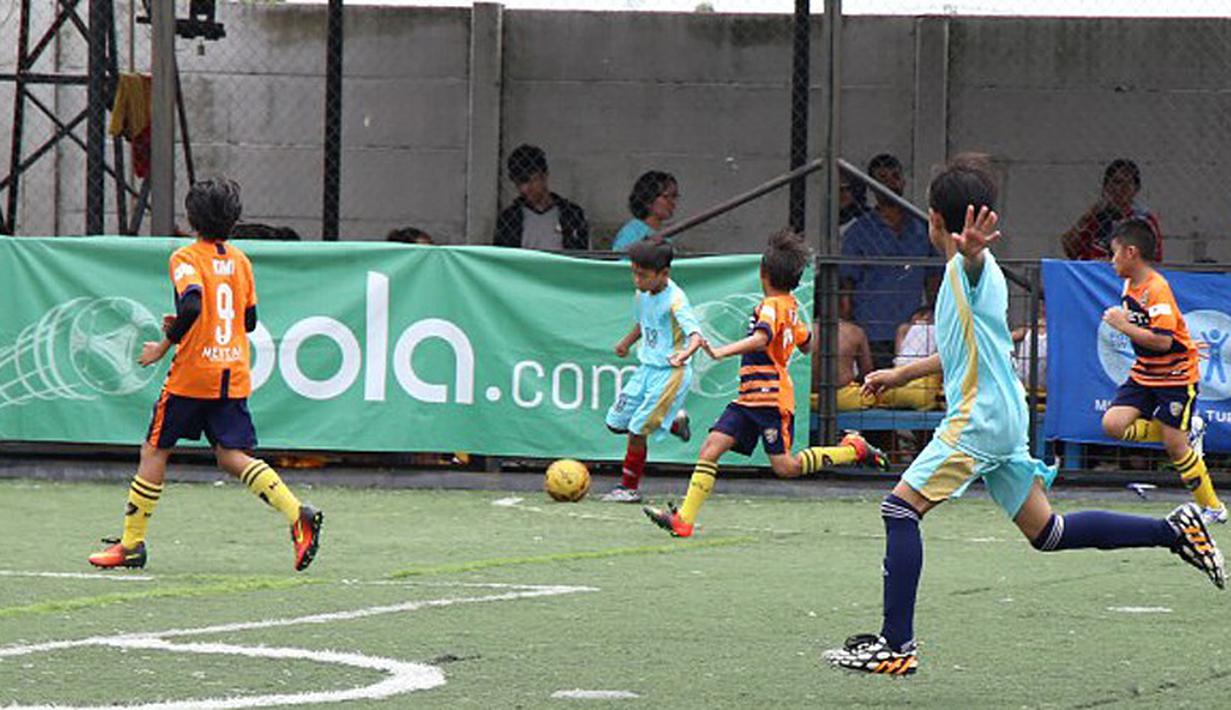 Aksi Pemain Belia di Ajang Liga Bola Indonesia 2016 Pekan ...