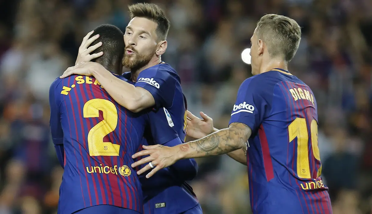 Pemain Barcelona, Lionel Messi (tengah) melakukan selebrasi bersama rekan-rekannya saat melawan Eibar pada lanjutan La Liga Spanyol di Camp Nou stadium, Barcelona (19/9/2017). Barcelona menang 6-1. (AFP/Pau Barrena)