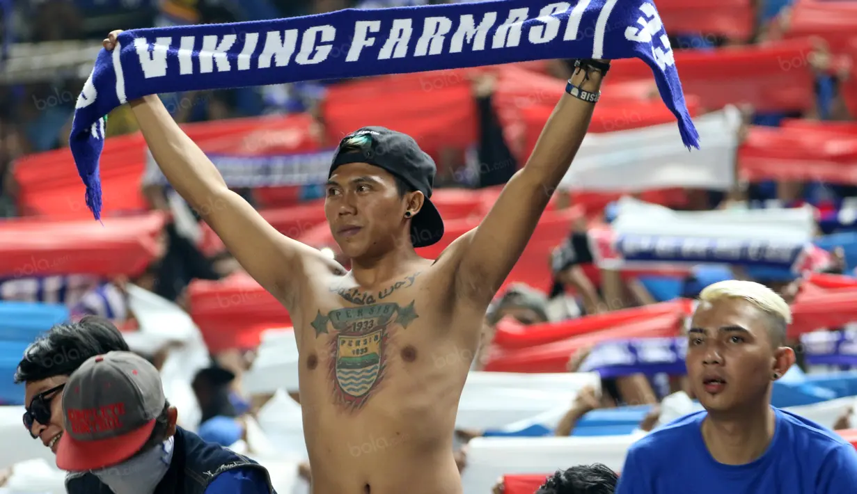 Aksi seorang Viking saat mendukung timnya melawan Persija Jakarta pada Torabika SC 2016 di Stadion Gelora Bandung Lauta Api, Bandung, Sabtu (16/7/2016). (Bola.com/Nicklas Hanoatubun)