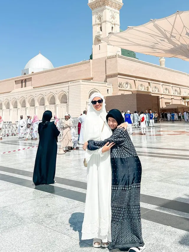 6 Potret Mikhayla Anak Nia Ramadhani Jalani Umrah, Menawan Pakai Hijab dan Cadar