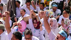 Serikat Pekerja (SP) PD Pasar Jaya menyampaikan orasi saat menggelar unjuk rasa di depan Kantor PD Pasar Jaya, Jakarta, Rabu (2/8). Ratusan pegawai ini melakukan aksi di bawah terik matahari menunggu Direksi PD Pasar Jaya. (Liputan6.com/Angga Yuniar)