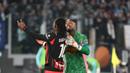Leao kemudian meluapkan rasa kecewanya dengan berjalan sangat pelan meninggalkan lapangan. Kiper AC Milan, Mike Maignan bahkan harus turun tangan untuk mempercepat lajunya. (AFP/Alberto Pizzoli)