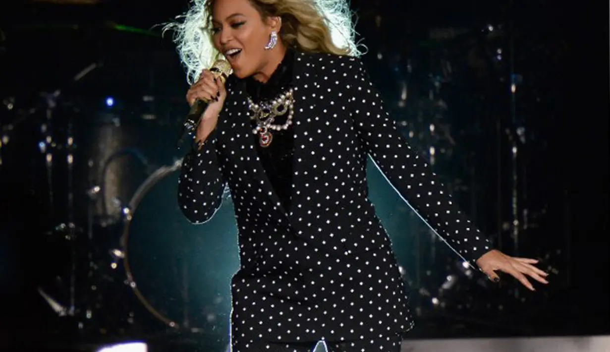 Melansir dailymail.com (2/2), dikabarkan bahwa Beyonce meniru gaya M.I.A yang kabarnya lebih dulu menggunakankonsep foto bunga-bunga. Perbedaannya hanya M.I.A dalam fotonya tengah berbaring di atas tempat tidur di sebuah truk. (AFP/Bintang.com)