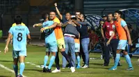 Pemain dan ofisial Persela Lamongan merayakan kemenangan pertama mereka di Shopee Liga 1 2019 usai mengalahkan Kalteng Putra dengan skor telak 3-0 di Stadion Surajaya, Lamongan, Kamis (11/7/2019). (Bola.com/Aditya Wany)