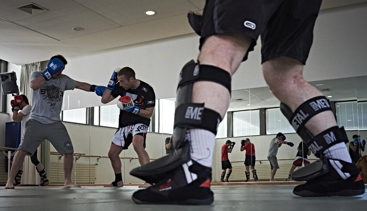 Di bawah bimbingan pelatih yang merupakan atlet tarung bebas profesional, siswa Ecole Normale Supérieur (ENS) berlatih di Gymnasium ENS, Lyon, Prancis, (10/3/2016). (AFP/Jean-Philippe Ksiazek)