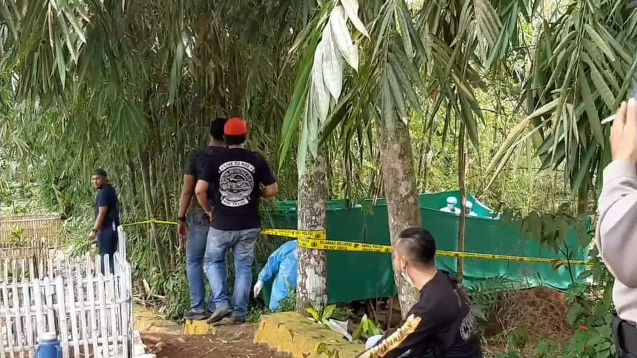 Anggota Satreskrim Polres Tasikmalaya tengah melakukan pembongkaran makam Yusuf dan Enan di Desa Sukarapih dan Desa Wargakerta Kecamatan Sukarame, Tasikmalaya, Jawa Barat untuk kepentingan otopsi.