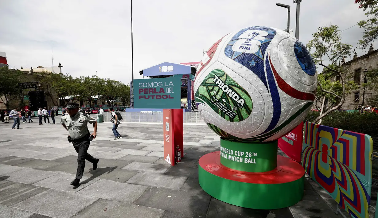 Seorang anggota Garda Nasional berjalan di instalasi ìFIFA Fan Fest Guadalajaraî di Plaza Liberacion dan Plaza de Armas di pusat kota Guadalajara, Negara Bagian Jalisco, Meksiko, Selasa 9 Juni 2026, menjelang pembukaan turnamen sepak bola Piala Dunia 2026. (Ulises RUIZ/AFP)