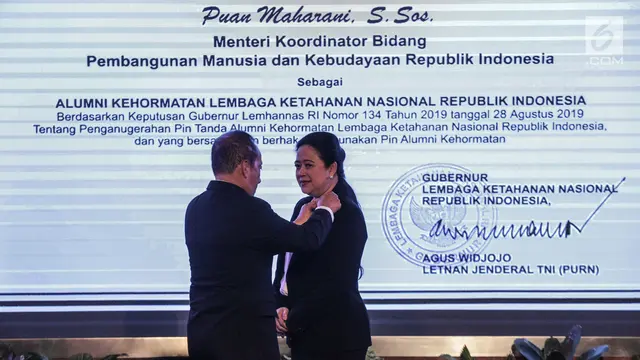 Disaksikan Megawati, Puan Maharani Dianugerahi Pin Alumni Kehormatan Lemhanas