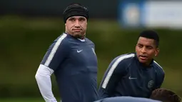 Gelandang Inter Milan, Radja Nainggolan (kiri) dan bek Dalbert melakukan pemanasan saat latihan jelang melawan Barcelona di Appiano Gentile, Milan, Italia (5/11). Saat ini Inter Milan berada di posisi kedua dengan poin enam. (AFP Photo/Miguel Medina)