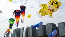 Orang-orang menerbangkan layang-layang dalam festival layang-layang di Xiamen, Provinsi Fujian, China tenggara (21/11/2020). Ratusan layang-layang diterbangkan peserta menghiasi langit wilayah China tenggara. (Xinhua/He Huan)