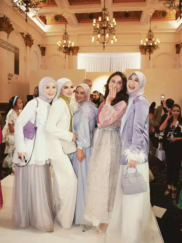 7 Momen Yasmin Napper saat Diundang di London Fashion Week 2023, Tampil Ceria